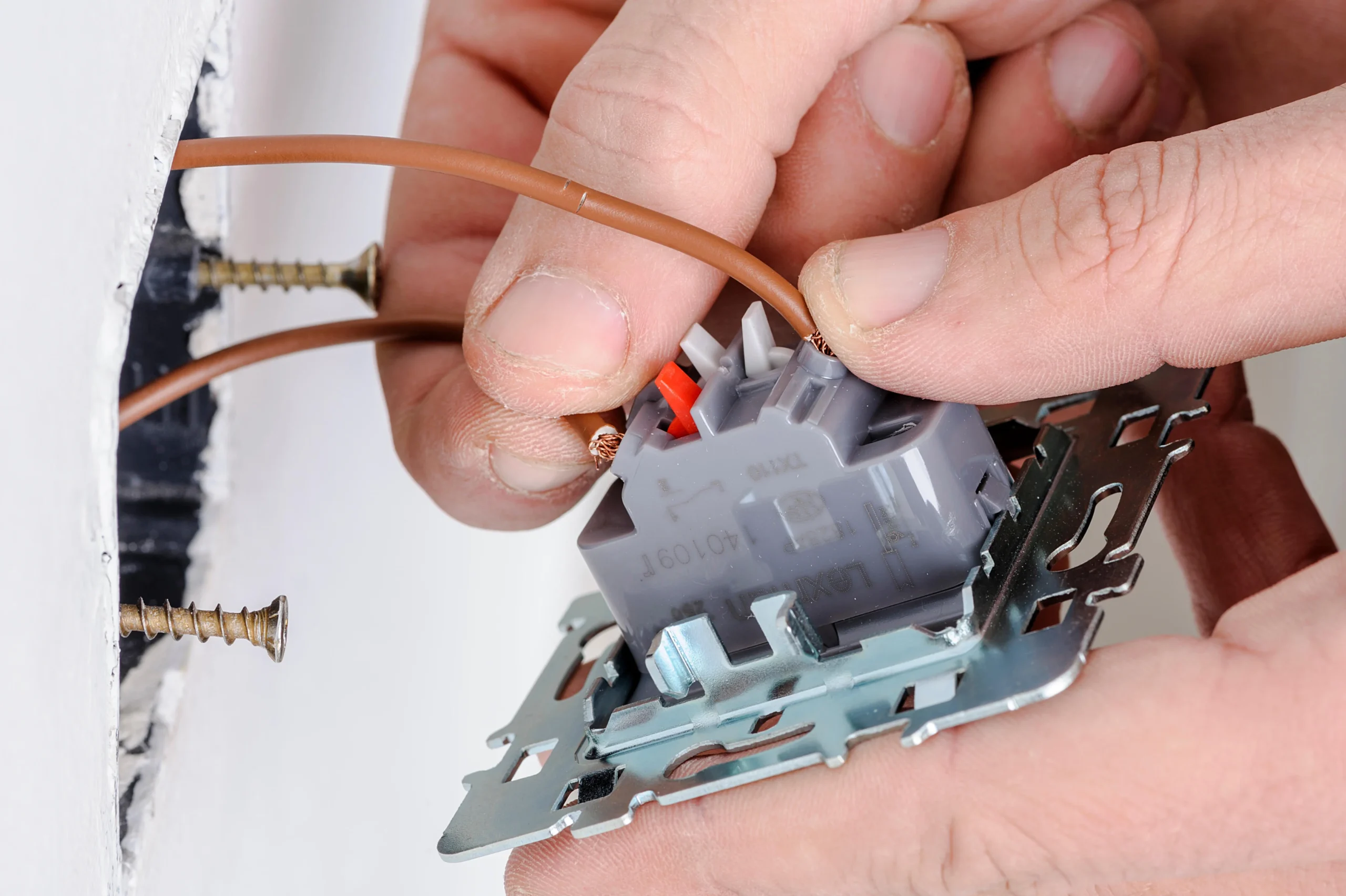 Cómo cambiar un interruptor de luz paso a paso (guía fácil y segura)